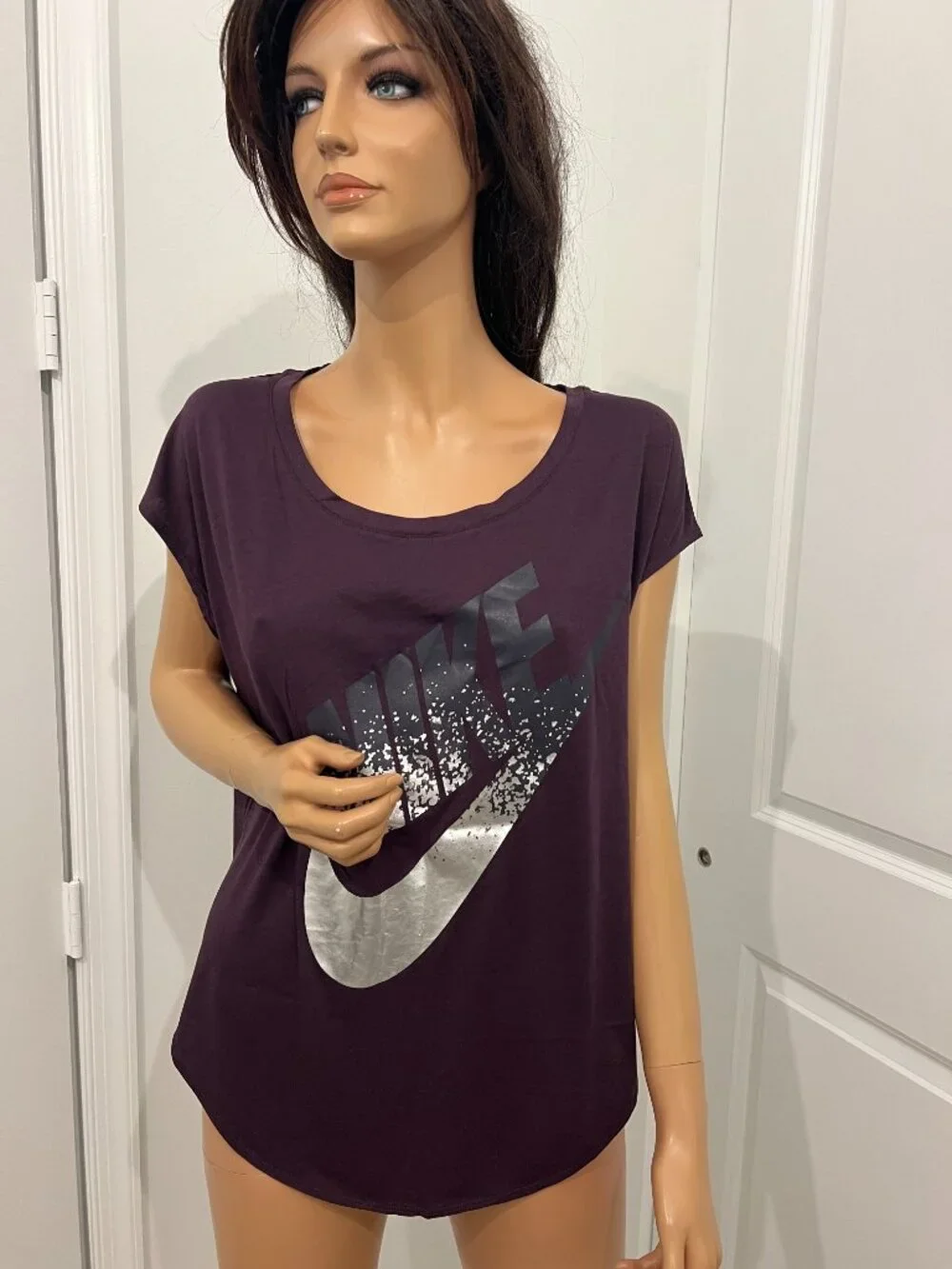 NWOT Nike Women’s Purple Graphic Logo Short Sleeve Scoop Neck T-Shirt Size M
